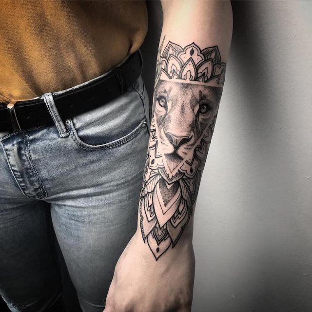 tattoo femenino con un leon 08