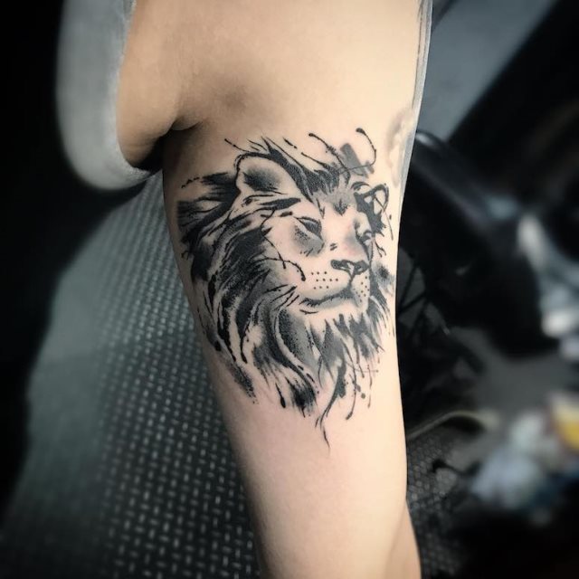 tattoo femenino con un leon 10