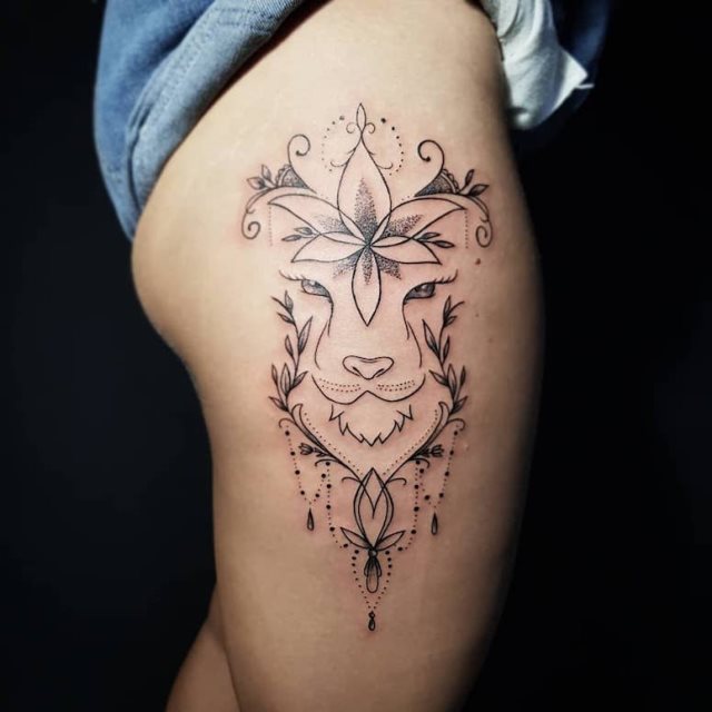 tattoo femenino con un leon 11