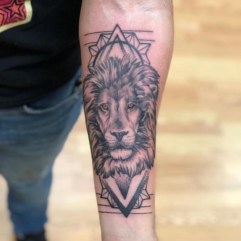 tattoo femenino con un leon 12