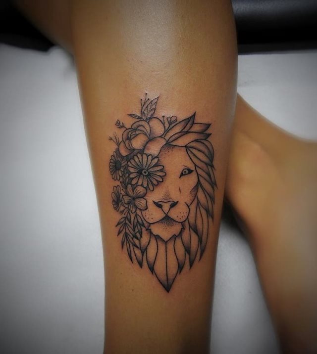 tattoo femenino con un leon 13