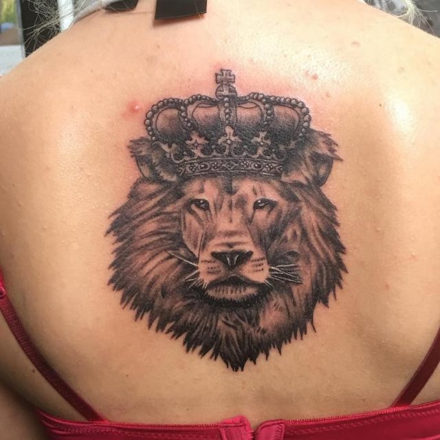 tattoo femenino con un leon 16
