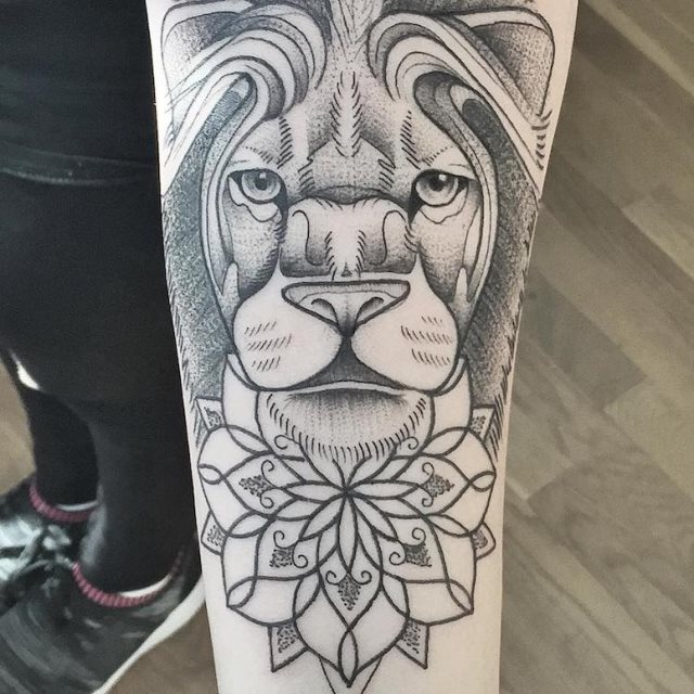 tattoo femenino con un leon 18