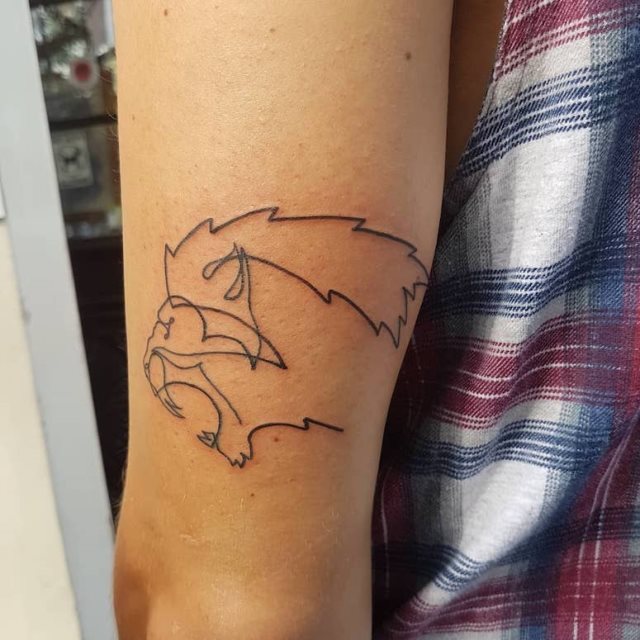 tattoo femenino con un leon 19