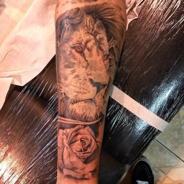 tattoo femenino con un leon 20