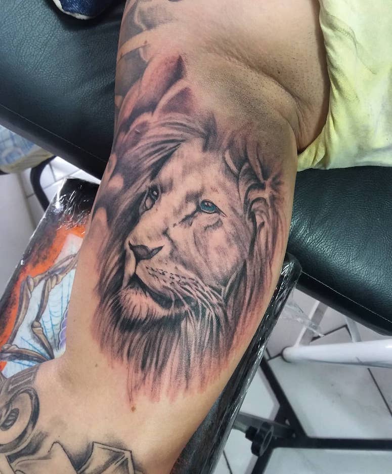 tattoo femenino con un leon 21