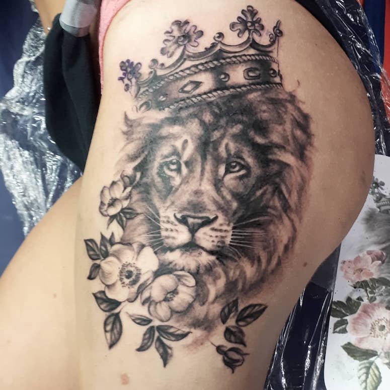 tattoo femenino con un leon 23