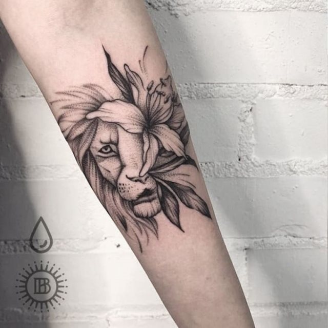 tattoo femenino con un leon 24