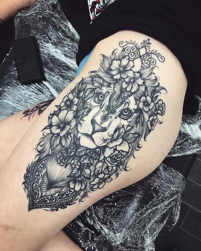 tattoo femenino con un leon 26