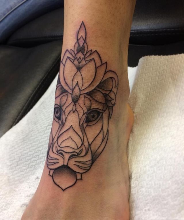 tattoo femenino con un leon 28