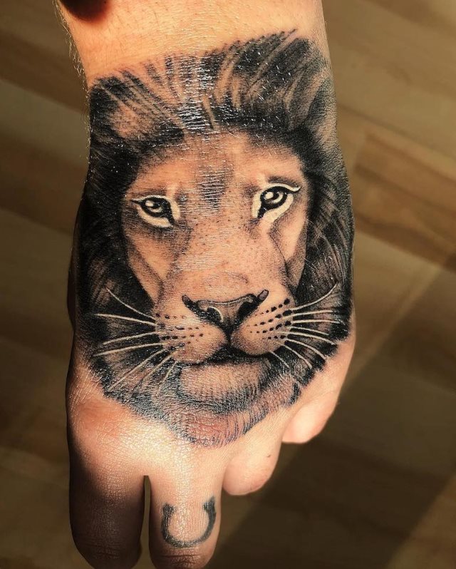 tattoo femenino con un leon 29
