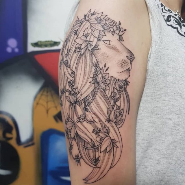 tattoo femenino con un leon 31