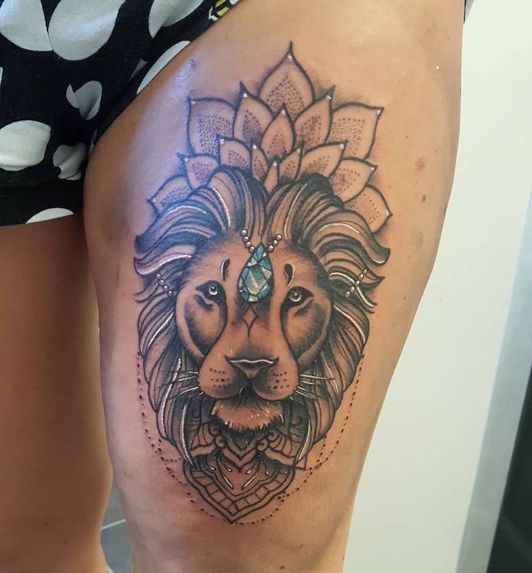 tattoo femenino con un leon 33