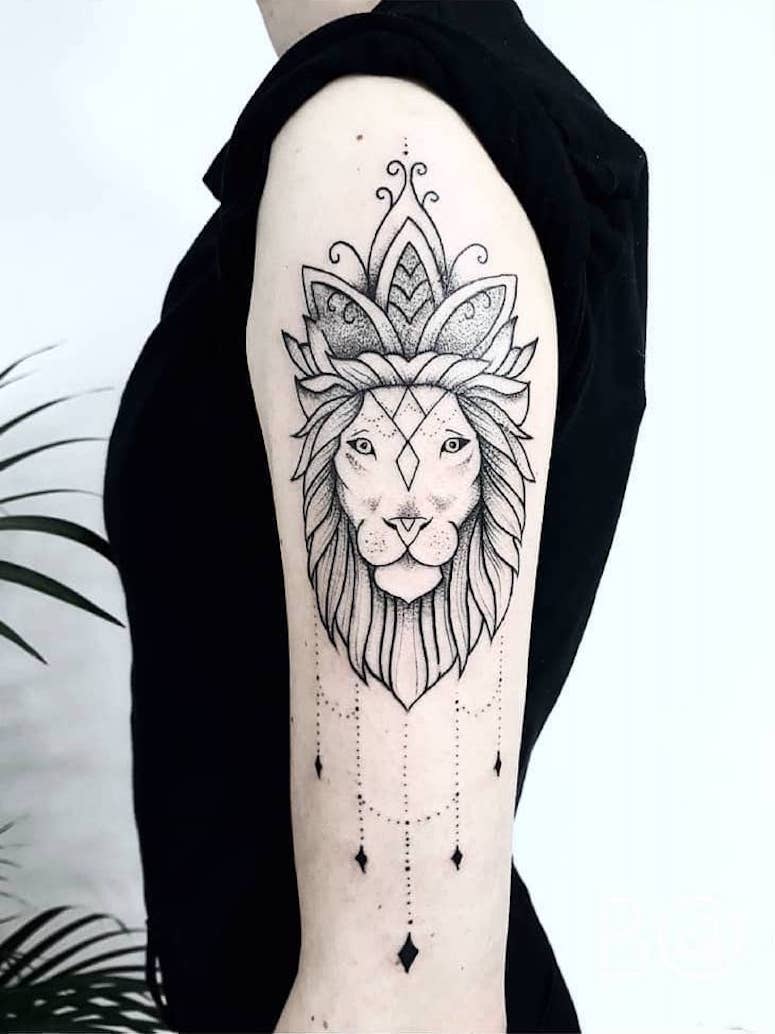 tattoo femenino con un leon 35