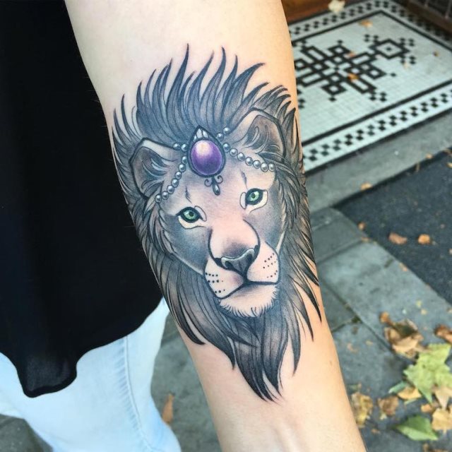 tattoo femenino con un leon 36