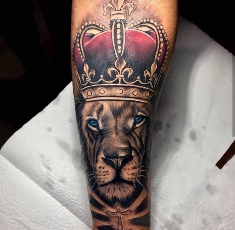 tattoo femenino con un leon 38
