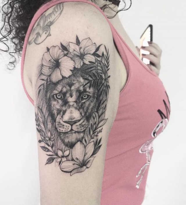 tattoo femenino con un leon 39