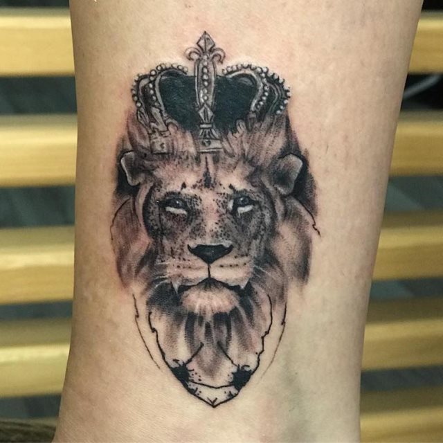 tattoo femenino con un leon 40