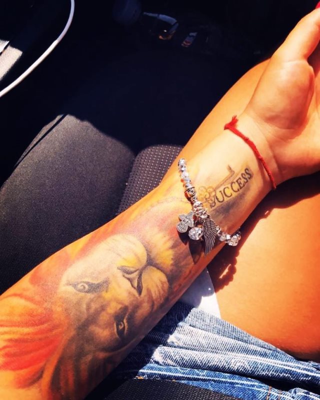tattoo femenino con un leon 42