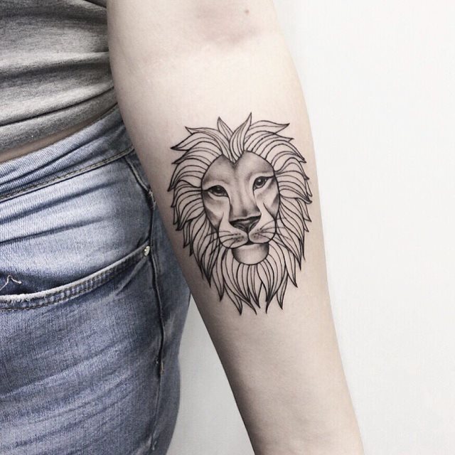 tattoo femenino con un leon 44