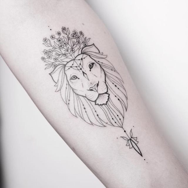 tattoo femenino con un leon 45