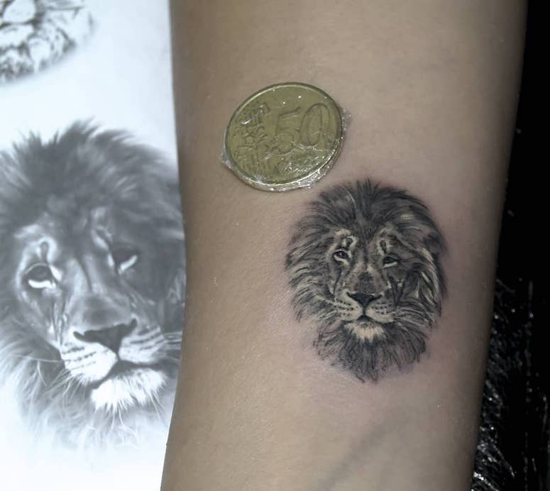 tattoo femenino con un leon 46