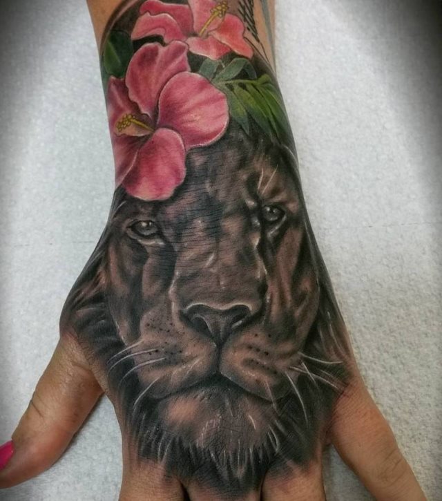 tattoo femenino con un leon 47