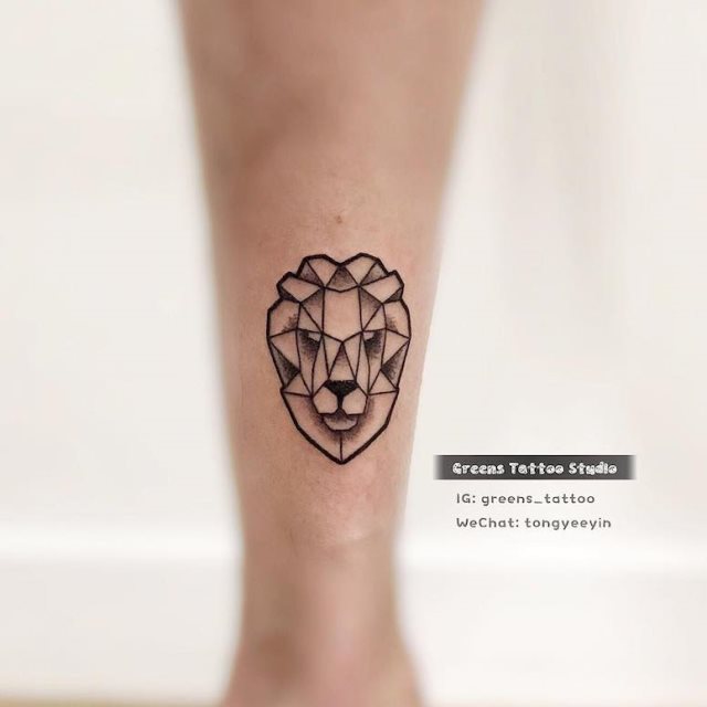 tattoo femenino con un leon 50