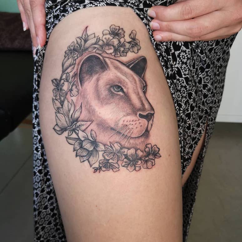 tattoo femenino con un leon 51