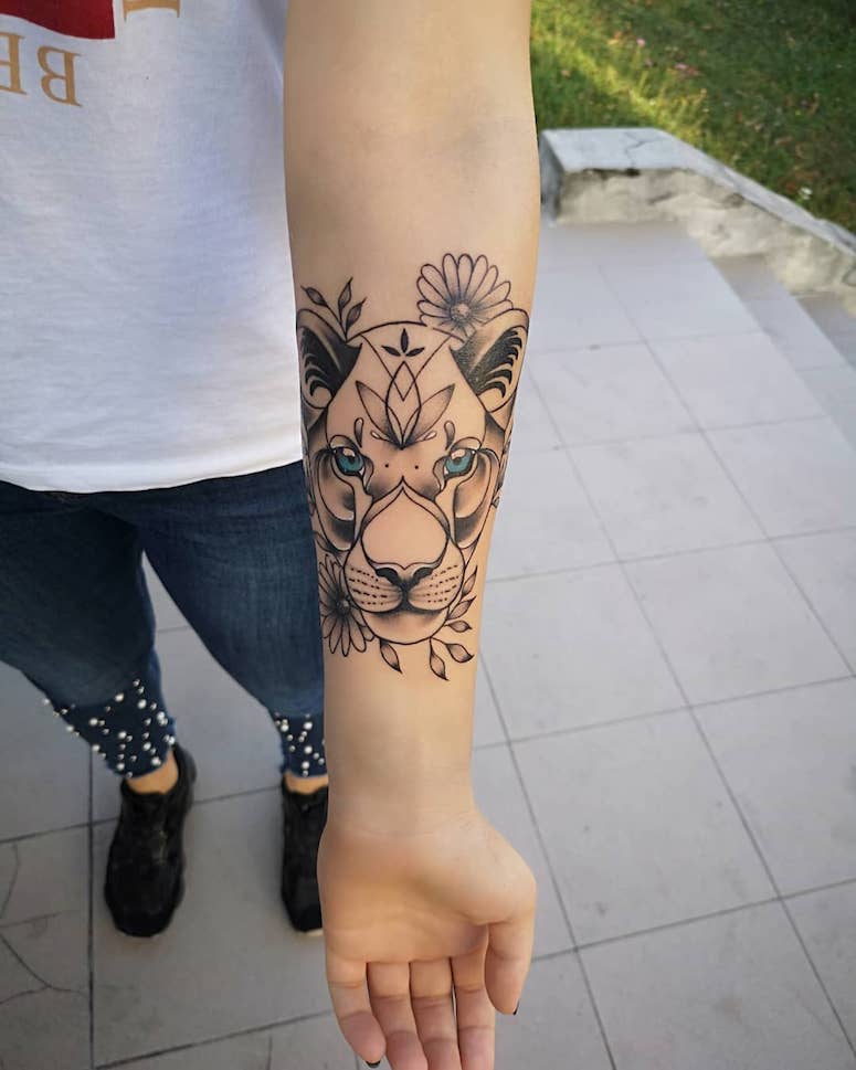tattoo femenino con un leon 52