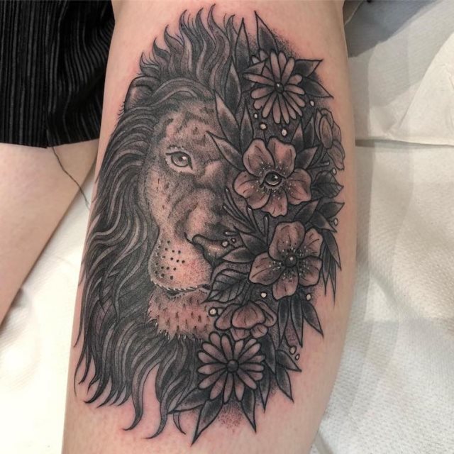 tattoo femenino con un leon 55
