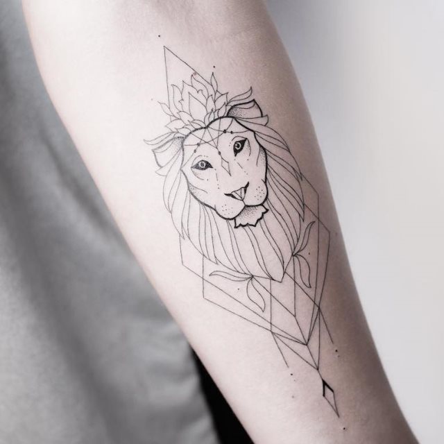 tattoo femenino con un leon 56