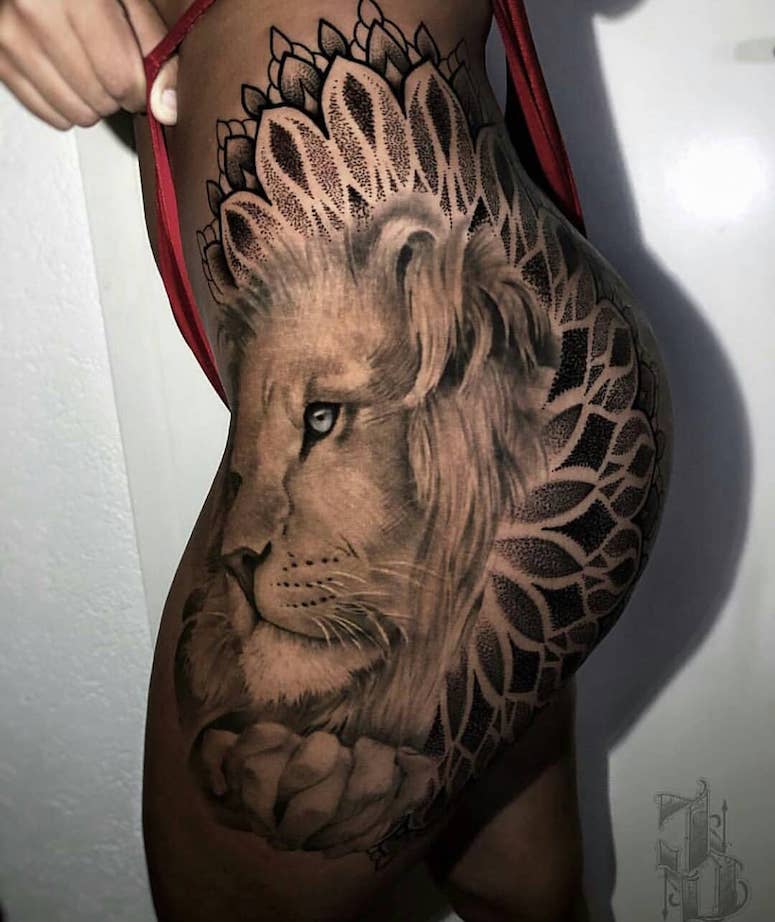 tattoo femenino con un leon 57