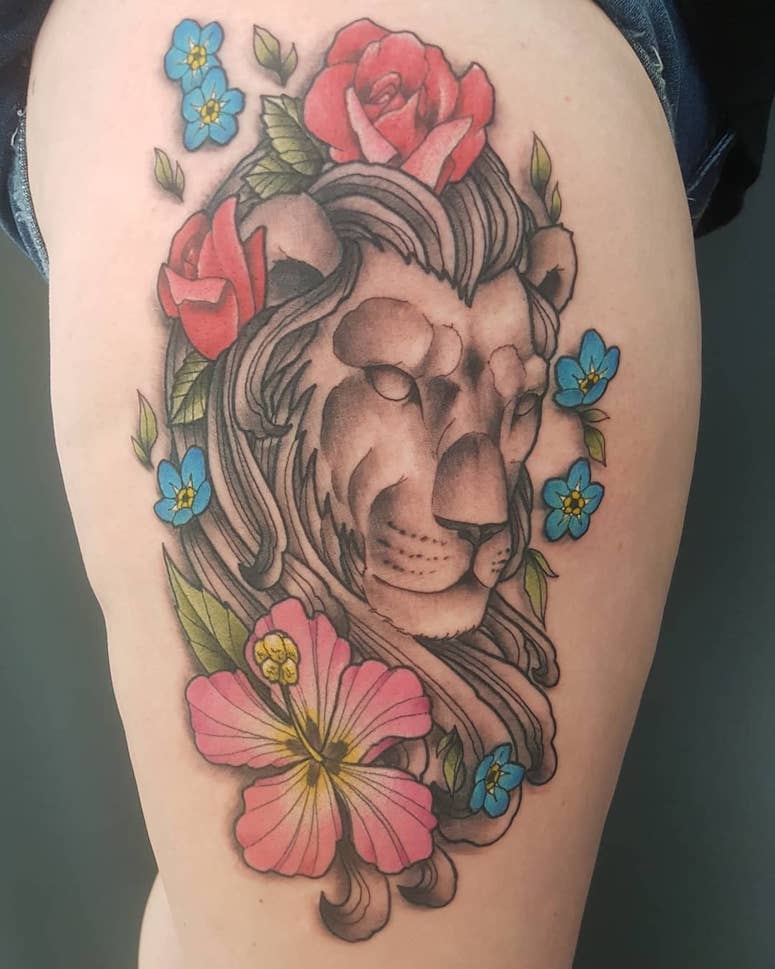 tattoo femenino con un leon 59