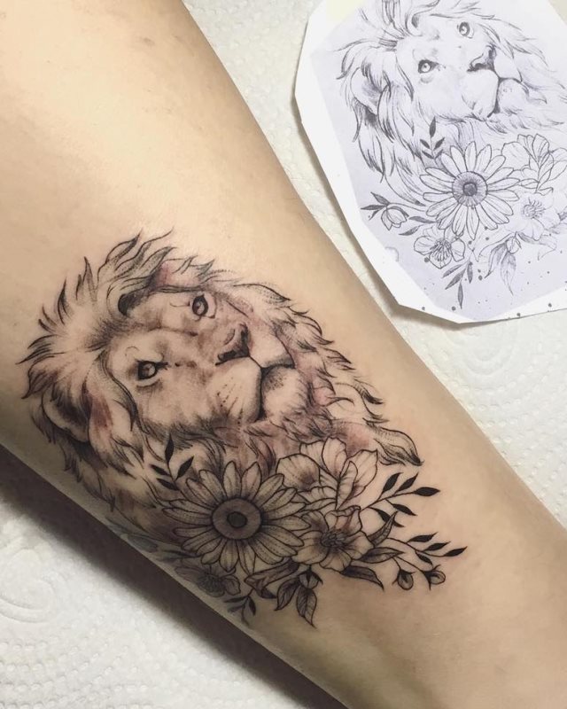 tattoo femenino con un leon 60