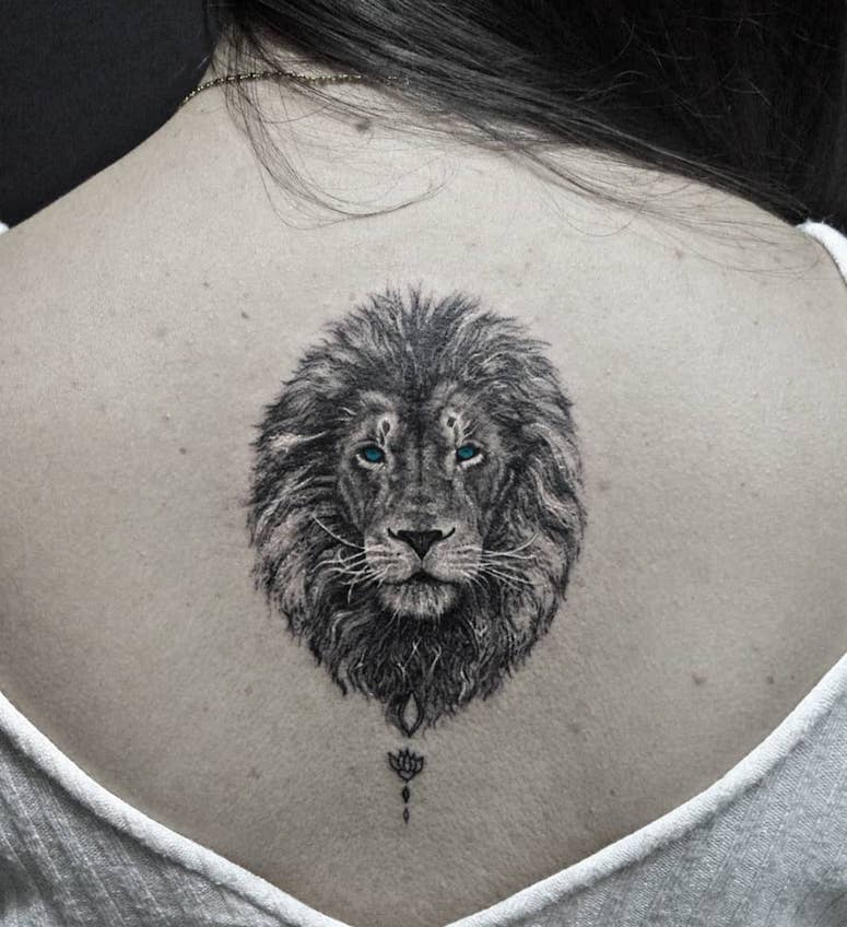 tattoo femenino con un leon 63