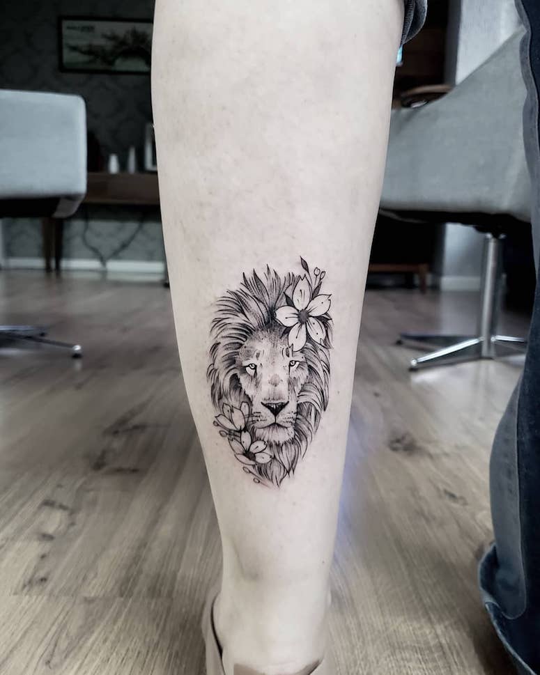 tattoo femenino con un leon 64