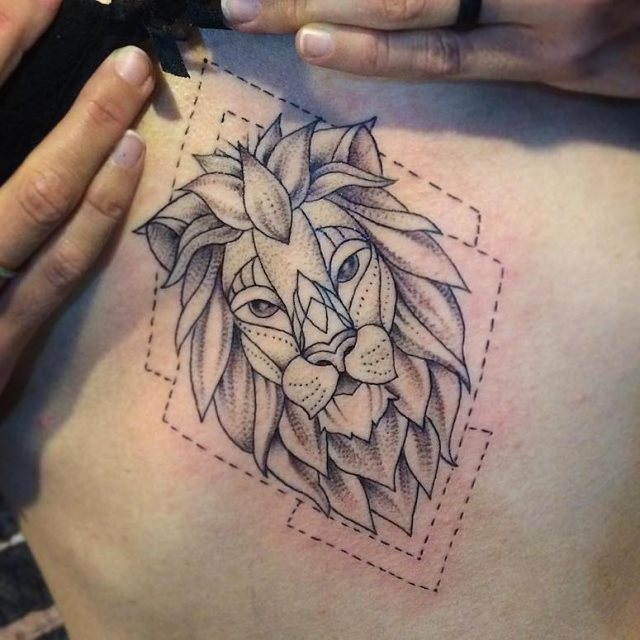 tattoo femenino con un leon 65