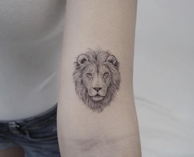 tattoo femenino con un leon 66