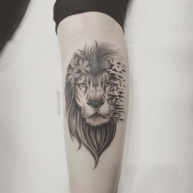 tattoo femenino con un leon 69