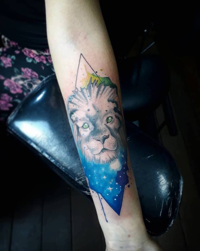 tattoo femenino con un leon 70