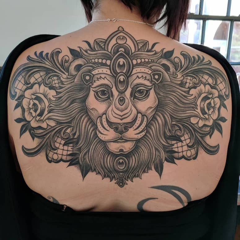 tattoo femenino con un leon 71