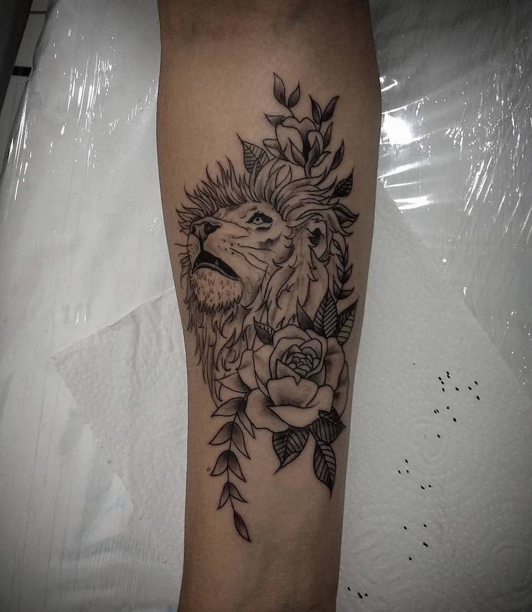 tattoo femenino con un leon 72