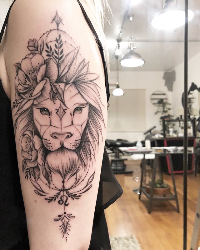 tattoo femenino con un leon 73