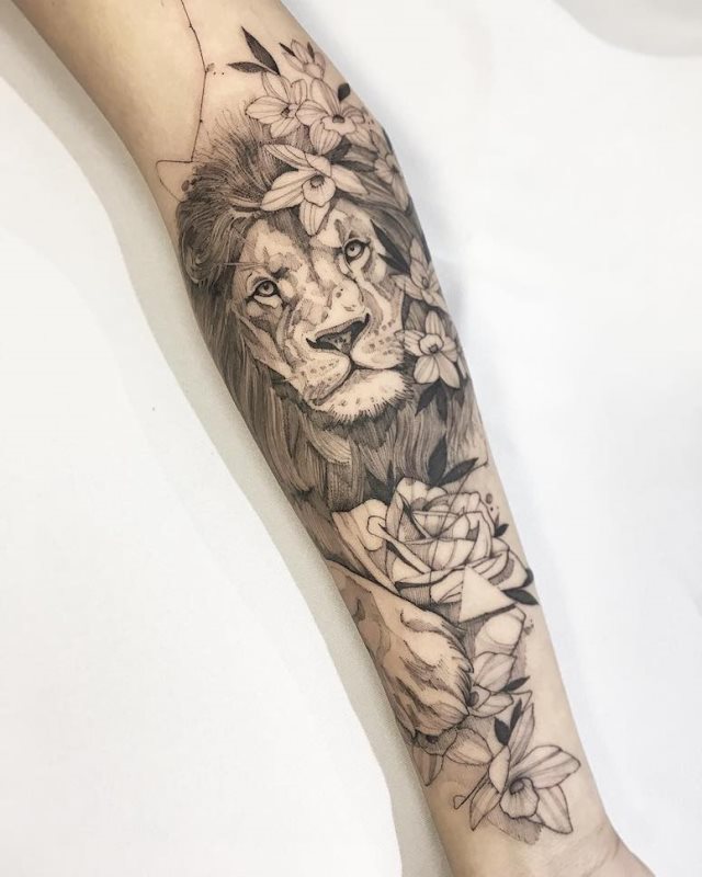 tattoo femenino con un leon 74