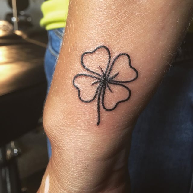 tattoo femenino con un trebol 02