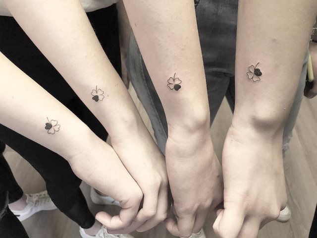 tattoo femenino con un trebol 03