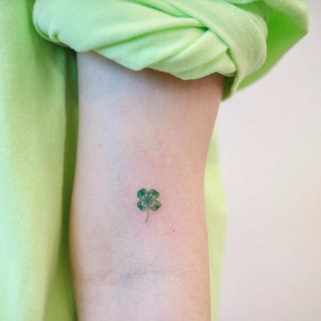 tattoo femenino con un trebol 04