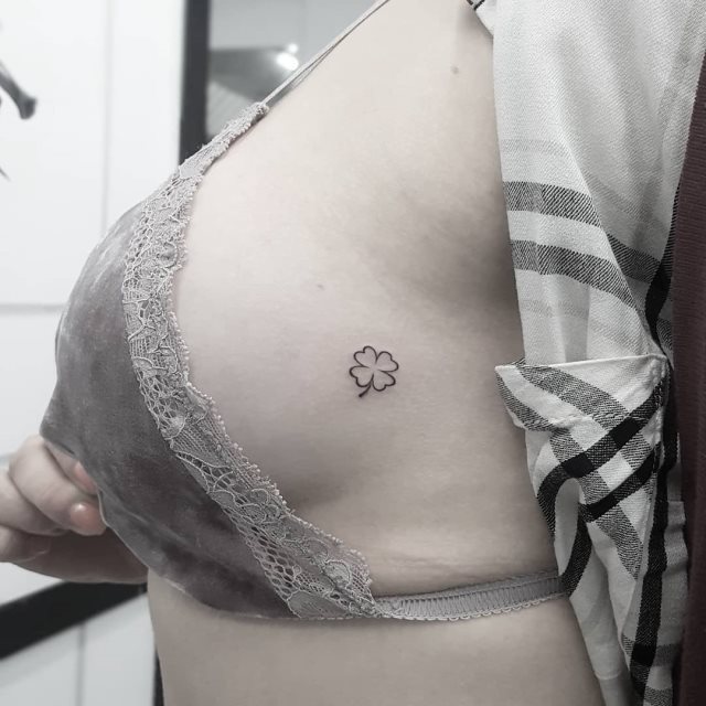 tattoo femenino con un trebol 05