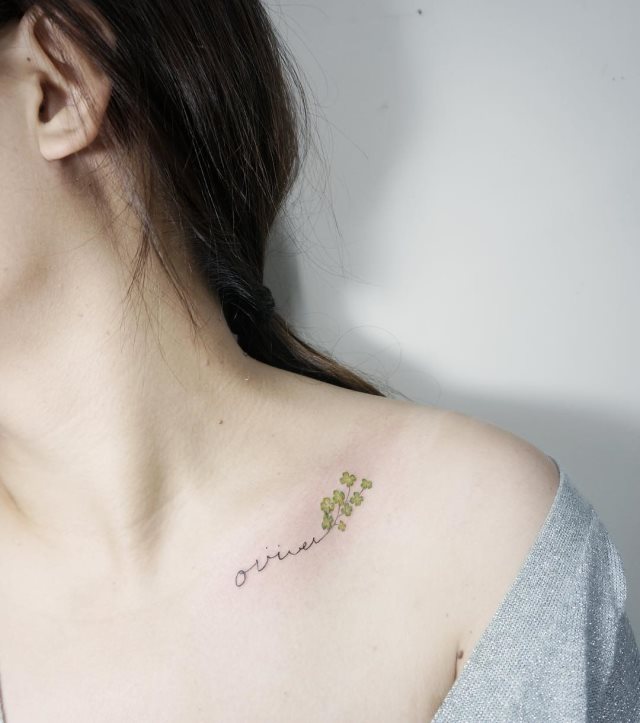 tattoo femenino con un trebol 06